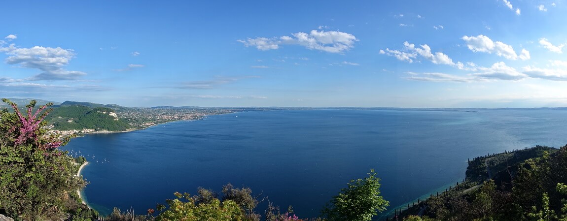 Blick vom Monte Luppia auf Garda