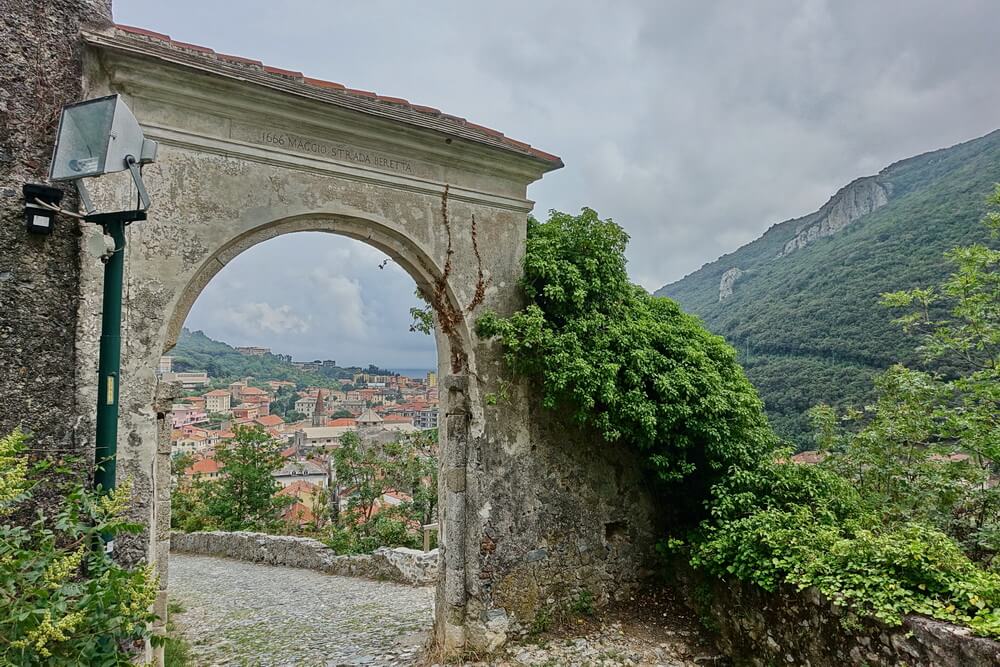 Auf dem Weg vom Castel Gavone nach Finalborgo