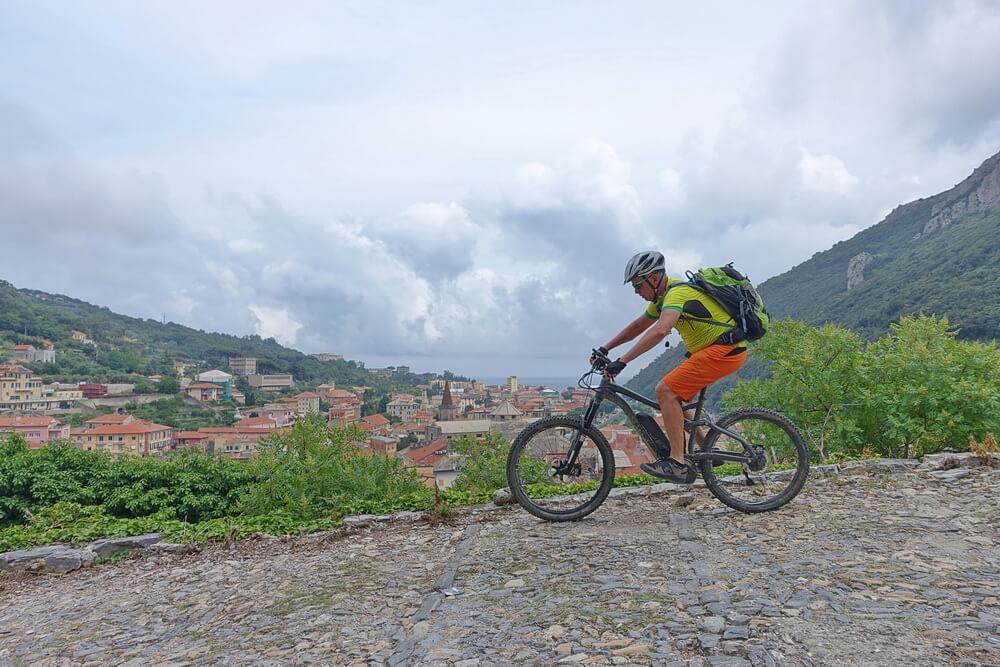 Blick auf Finalborgo und Finale Ligure