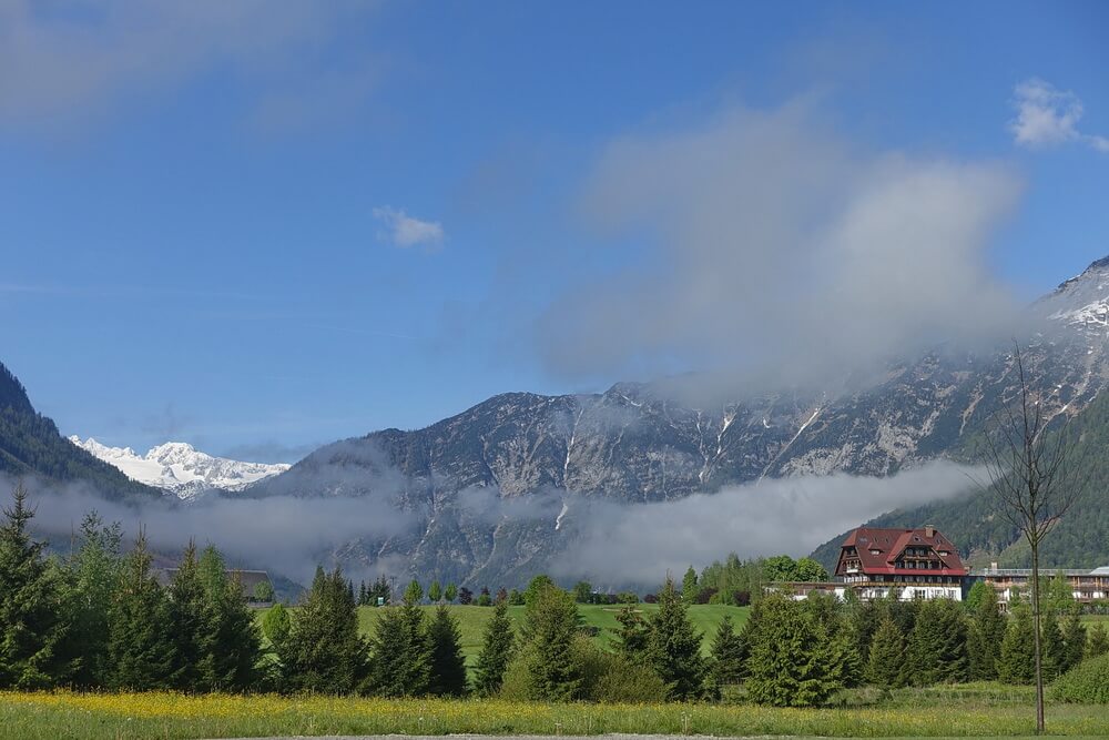Blick vom Narzissenhotel zum Dachstein