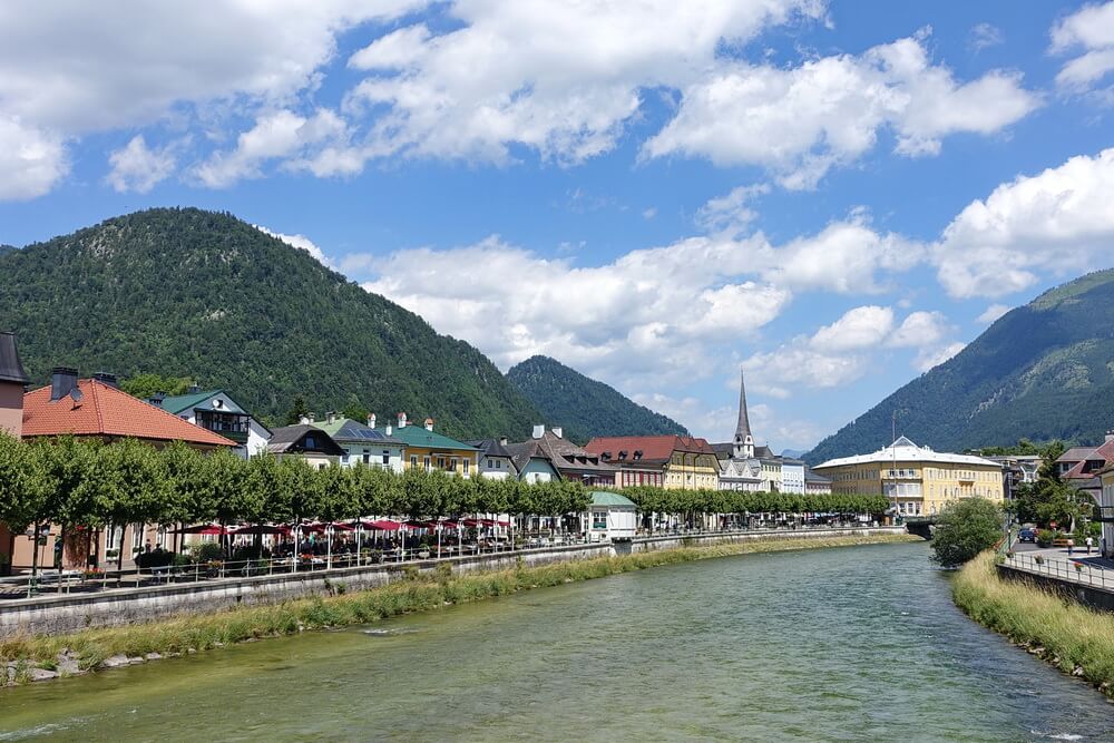 Bad Ischl - Uferpromenade mit Cafe Zauner