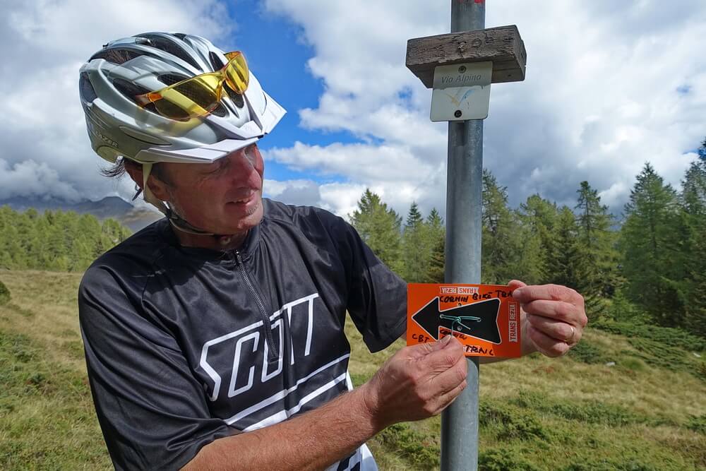 Cornin Bike Trail: Vincenzo Osmetti beim Markieren des Traileinstiegs