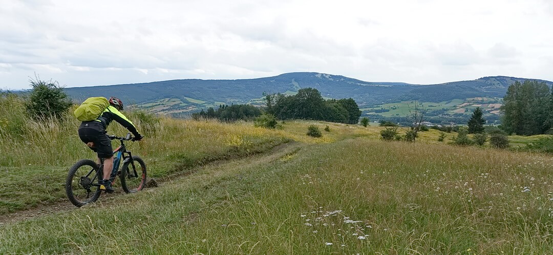 Am Tourende mit Blick zum Kreuzberg
